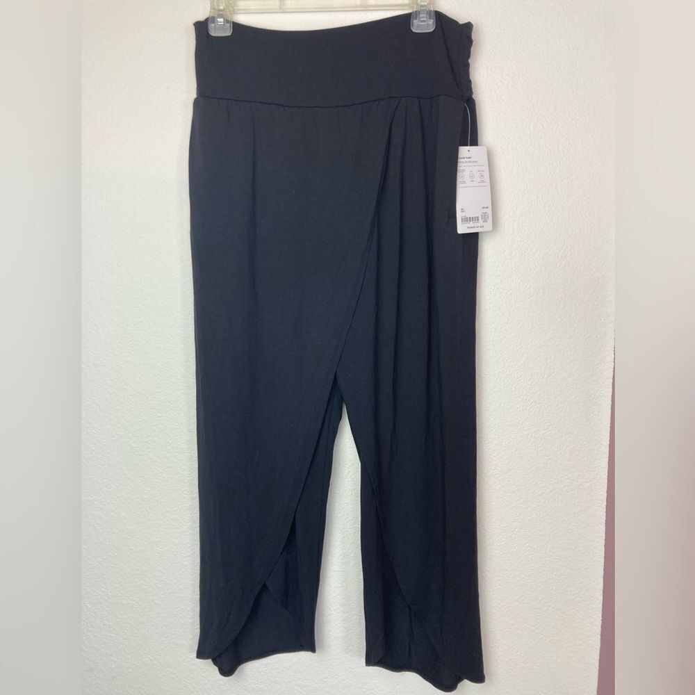 Athleta NWT
Black Wrap Yoga Pants stretchy fuller leg cropped waist wraps